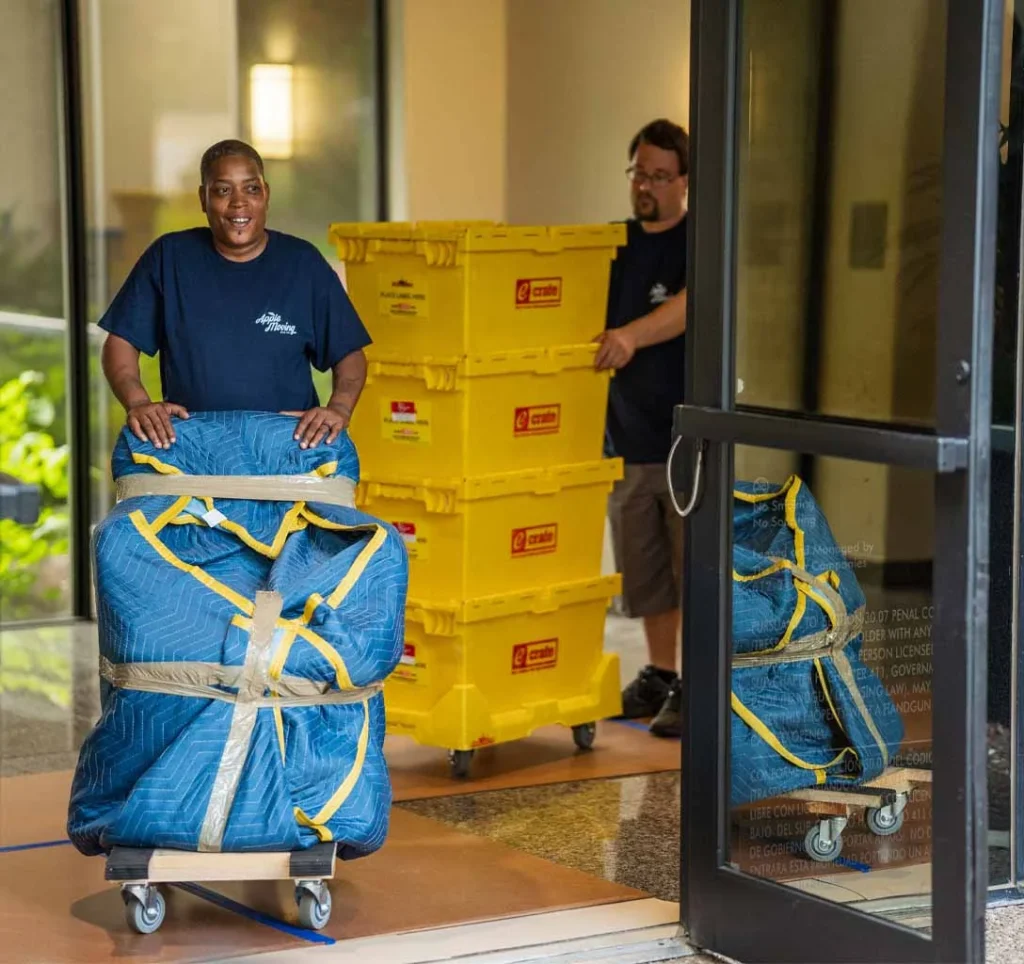 couple helping with an Apple hospitality move